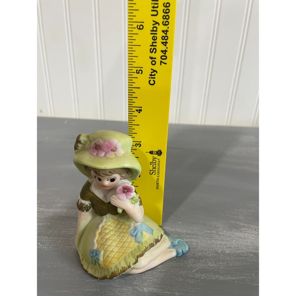 Vintage 4” Porcelain Sitting Girl Figurine Holding Flower Ceramic 3871 - Picture 8 of 8